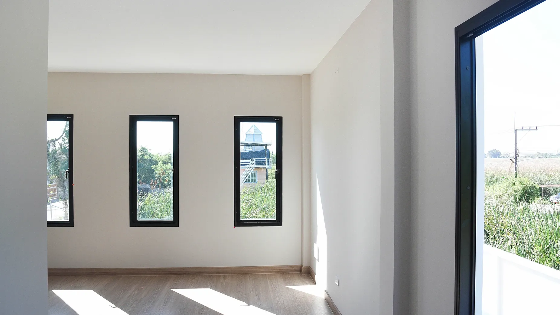  เปรียบเทียบวัสดุประตูหน้าต่างอะลูมิเนียม Tostem กับ ประตูหน้าต่างอะลูมิเนียมทั่วไป | PD House